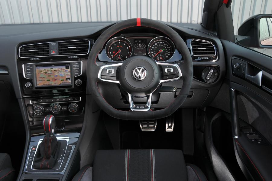 Панель приборов Volkswagen Golf GTI Clubsport Edition 40 2016 года  (UK) (фото 4 из 30)